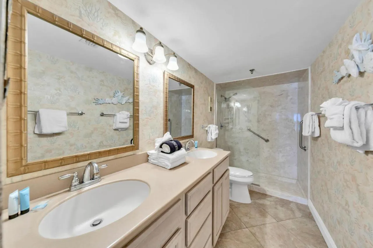 Holiday home Destin On The Gulf 205 - Updated Gulf Front Property With Free Beach Service