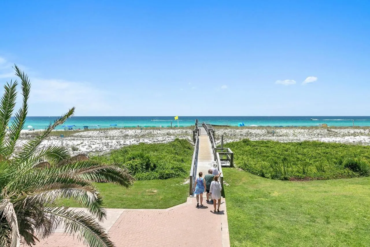 Destin On The Gulf 205 - Updated Gulf Front Property With Free Beach Service Holiday home